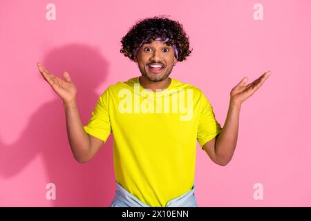 Photo de drôle choqué homme joyeux porter des vêtements jaunes à la mode isolés sur fond de couleur rose Banque D'Images