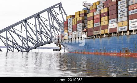 Dundalk (États-Unis d'Amérique). 26 mars 2024. Le porte-cargaison entremêlé MV Dali encastré dans les fermes en acier du pont Francis Scott Key, qui bloque le chenal de Fort McHenry, le 26 mars 2024, près de Dundalk, Maryland. Le pont a été heurté par le porte-conteneurs de 984 pieds tôt le matin du 26 mars et s'est effondré tuant six travailleurs et fermant le port de Baltimore. Crédit : Dave Adams/USACE/Alamy Live News Banque D'Images