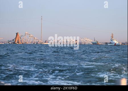 Dundalk (États-Unis d'Amérique). 26 mars 2024. Le coupe-côtes des États-Unis Mako réagit à l'effondrement du pont Francis Scott Key dans le canal de Fort McHenry, le 26 mars 2024, près de Dundalk, Maryland. Le pont a été heurté par le porte-conteneurs de 984 pieds le 26 mars et s'est effondré tuant six travailleurs. Crédit : PO3 Carmen Caver/US Coast Guard/Alamy Live News Banque D'Images