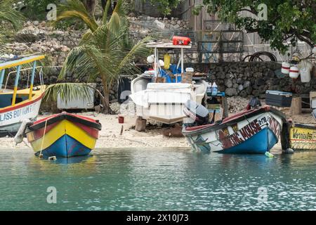 Oracabessa, Jamaïque. 10 avril 2024. Bateaux de pêche locaux à James Bond Beach à Oracabessa en Jamaïque le 10 avril 2024. (Crédit image : © Bryan Smith/ZUMA Press Wire) USAGE ÉDITORIAL SEULEMENT! Non destiné à UN USAGE commercial ! Banque D'Images