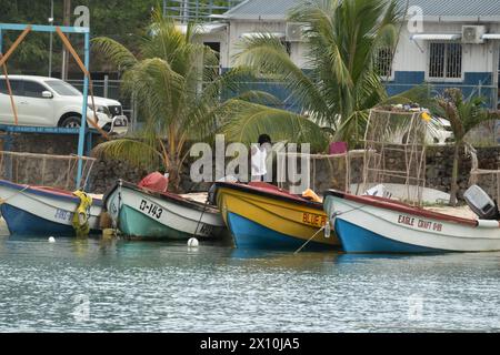 Oracabessa, Jamaïque. 10 avril 2024. Bateaux de pêche locaux à James Bond Beach à Oracabessa en Jamaïque le 10 avril 2024. (Crédit image : © Bryan Smith/ZUMA Press Wire) USAGE ÉDITORIAL SEULEMENT! Non destiné à UN USAGE commercial ! Banque D'Images