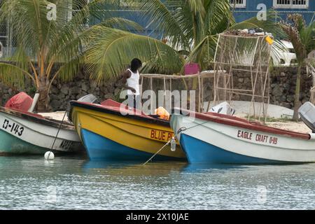 Oracabessa, Jamaïque. 10 avril 2024. Bateaux de pêche locaux à James Bond Beach à Oracabessa en Jamaïque le 10 avril 2024. (Crédit image : © Bryan Smith/ZUMA Press Wire) USAGE ÉDITORIAL SEULEMENT! Non destiné à UN USAGE commercial ! Banque D'Images