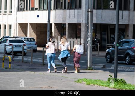 Quartier européen de Bruxelles, Belgique - 13 avril 2024 - 3 dames marchant dans les rues du quartier européen Banque D'Images