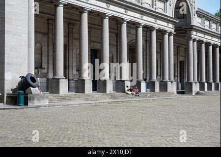 Etterbeek, Bruxelles, Belgique - 13 avril 2024 - les gens marchent au soleil sur la place du musée du Cinquentenaire Banque D'Images