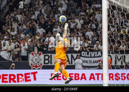 Sao Paulo, Brésil. 15 avril 2024. Cassio de Corinthians fait un saut lors du match entre Corinthians et Atletico MG valable pour le Championnat brésilien 2024, qui se tient à Arena Corinthians, Sao Paulo, Brésil. (Richard Callis/SPP) crédit : photo de presse sportive SPP. /Alamy Live News Banque D'Images