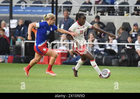 Columbus, Ohio, États-Unis. 9 avril 2024. Le milieu de terrain canadien Simi Awujo (13) gère le ballon contre le milieu de terrain américain Lindsey Horan dans le dernier match de la Coupe SHeBelieves à Columbus, Ohio, États-Unis. Crédit : Brent Clark/Alamy Live News Banque D'Images