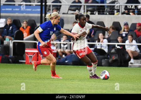 Columbus, Ohio, États-Unis. 9 avril 2024. Le milieu de terrain canadien Simi Awujo (13) gère le ballon contre le milieu de terrain américain Lindsey Horan dans le dernier match de la Coupe SHeBelieves à Columbus, Ohio, États-Unis. Crédit : Brent Clark/Alamy Live News Banque D'Images