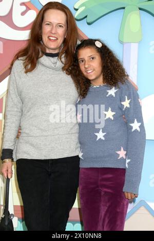 12 avril 2024, Burbank, CA, USA : LOS ANGELES - 13 avril : Ursula Whittaker, August Nunez à la première du film Bluey ''The Sign'' aux Disney Studios le 13 avril 2024 à Burbank, CA (crédit image : © Kay Blake/ZUMA Press Wire) USAGE ÉDITORIAL SEULEMENT! Non destiné à UN USAGE commercial ! Banque D'Images