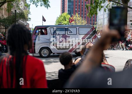 Les fans de Gamecock ont célébré avec l’équipe féminine de basketball de l’Université de Caroline du Sud lors du défilé de championnat à Columbia, en Caroline du Sud. Banque D'Images