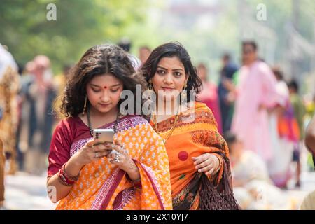 Chittagong, Chattogram, Bangladesh. 14 avril 2024. Pahela Boishakh (premier jour du nouvel an bengali) est un festival folklorique universel du bengali. En ce jour, la nouvelle année est accueillie dans une atmosphère joyeuse. Le nouvel an est un symbole de prospérité et de vie nouvelle. Oubliant la tristesse des erreurs et des échecs du passé, cette nouvelle année est célébrée avec de nouveaux vœux de bonheur, de paix et de prospérité. (Crédit image : © MD Zakir Hossain/Pacific Press via ZUMA Press Wire) USAGE ÉDITORIAL SEULEMENT! Non destiné à UN USAGE commercial ! Banque D'Images