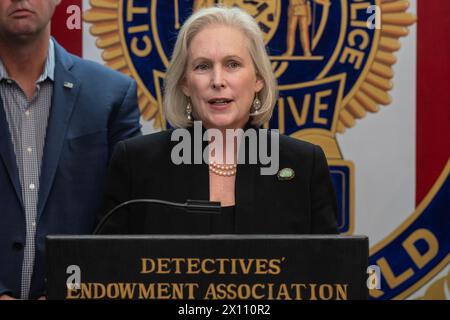 La sénatrice Kirsten Gillibrand prend la parole lors d'une conférence de presse au siège de la DEA à New York le 14 avril 2024 Banque D'Images