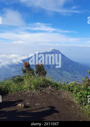 la beauté du mont merapi vu du pic merbabu, fond de montagne, fond de ciel Banque D'Images