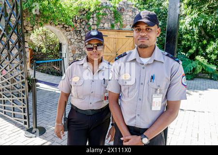 Harvest Caye Island Belize, navire Norwegian Joy Cruise Line, itinéraire de 7 jours de la mer des Caraïbes, privé privé, agents de sécurité portant des uniformes, Bla Banque D'Images