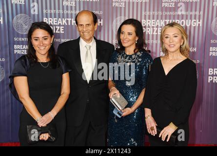 Los Angeles, Californie, États-Unis. 13 avril 2024. Michael Milken (2e de l), Juliet de Baubigny (3e de l) et leurs invités assistent à la 10e cérémonie annuelle du prix Breakthrough à l'Academy Museum of Motion Pictures le 13 avril 2024 à Los Angeles, Californie. Crédit : Jeffrey Mayer/Media Punch/Alamy Live News Banque D'Images