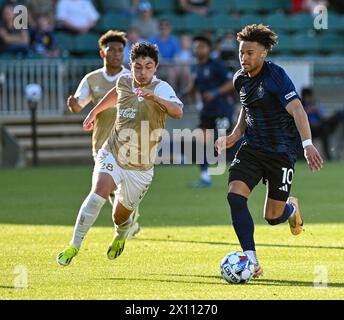 Cary, Caroline du Nord, États-Unis. 14 avril 2024. Le milieu de terrain du FC de Caroline du Nord JADEN SERVANIA accélère vers le net. Le North Carolina FC a accueilli le Birmingham Legion FC au WakeMed Soccer Park à Cary, en Caroline du Nord. (Crédit image : © Patrick Magoon/ZUMA Press Wire) USAGE ÉDITORIAL SEULEMENT! Non destiné à UN USAGE commercial ! Banque D'Images