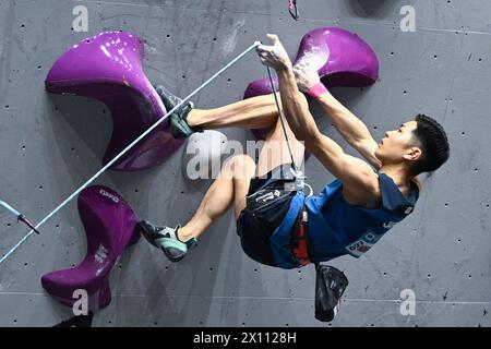 Suzhou, province chinoise du Jiangsu. 14 avril 2024. Homma Taisei, du Japon, participe à l'épreuve de tête masculine de la Coupe du monde de l'IFSC Wujiang 2024 à Suzhou, dans la province du Jiangsu, dans l'est de la Chine, le 14 avril 2024. Crédit : Wang Xuzhong/Xinhua/Alamy Live News Banque D'Images