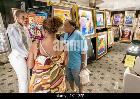 Harvest Caye Island Belize, navire Norwegian Joy Cruise Line, itinéraire de 7 jours de la mer des Caraïbes, privé privé, à bord de l'intérieur, Park West Gall Banque D'Images