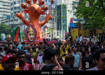 Bangladesh. 14 avril 2024. Bangla Noborsho 2024 marque le nouvel an bengali célébré au Bangladesh et au Bengale occidental. Les festivités comprennent des événements culturels, de la nourriture traditionnelle et des processions vibrantes. L'image a été capturée le 14 avril 2024, à Dacca. (Photo de Md. Noor Hossain/Pacific Press) crédit : Pacific Press Media production Corp./Alamy Live News Banque D'Images