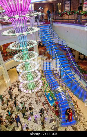 Costa Maya Mexique, Port de croisière, navire Norwegian Joy Cruise Line, itinéraire de 7 jours de la mer des Caraïbes, à bord de l'intérieur, l'Atrium Kalmar Lighting chandeli Banque D'Images