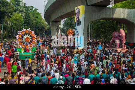 Bangladesh. 14 avril 2024. Bangla Noborsho 2024 marque le nouvel an bengali célébré au Bangladesh et au Bengale occidental. Les festivités comprennent des événements culturels, de la nourriture traditionnelle et des processions vibrantes. L'image a été capturée le 14 avril 2024, à Dacca. (Crédit image : © Md. Noor Hossain/Pacific Press via ZUMA Press Wire) USAGE ÉDITORIAL SEULEMENT ! Non destiné à UN USAGE commercial ! Banque D'Images