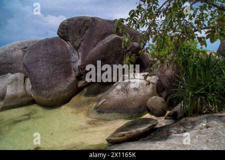 La caractéristique géologique est des roches granitiques en forme de blocs, trouvées sur la côte nord de l'île de Belitung, Bangka Belitung, Indonésie Banque D'Images