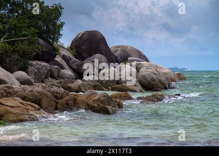 La caractéristique géologique est des roches granitiques en forme de blocs, trouvées sur la côte nord de l'île de Belitung, Bangka Belitung, Indonésie Banque D'Images