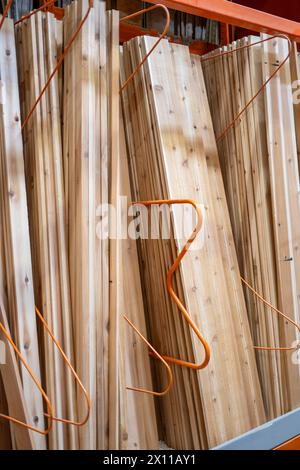 racks de stockage de bois verticaux dans un grand entrepôt de boîtes lumberyard Banque D'Images