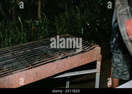 un gril préparé pour griller la viande Banque D'Images