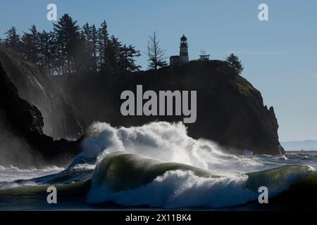 Voici le phare de Cape Disception près d'Ilwaco, Washington. La photo a été prise en hiver pendant une marée royale. Banque D'Images