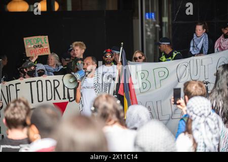 Melbourne, Australie. 15 avril 2024, Melbourne, Australie. Des manifestants pro-palestiniens se rassemblent devant le bureau de BP à Melbourne, protestant contre leur permis minier en Israël. Cela a lieu dans le cadre d'une journée mondiale d'action. Crédit : Jay Kogler/Alamy Live News Banque D'Images