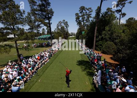 Augusta, États-Unis. 14 avril 2024. Tiger Woods frappe son tir au 18e trou lors de la dernière manche du tournoi Masters à Augusta National Golf Club à Augusta, en Géorgie, le dimanche 14 avril 2024. Woods a joué son 100e tour à Augusta National et a tiré 16 fois pour le tournoi pour terminer au bas du classement. Photo de John Angelillo/UPI crédit : UPI/Alamy Live News Banque D'Images