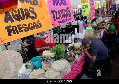 Mexico, Mexique. 14 avril 2024. Les gens vendent de la nourriture pendant la clôture du Festival de la langue maternelle dans le Zocalo de Mexico. Des particuliers de diverses villes et quartiers de la République mexicaine proposent une variété de produits à vendre, y compris de l'artisanat, de la nourriture et de nombreux articles traditionnels du pays. (Photo de Gerardo Vieyra/NurPhoto) crédit : NurPhoto SRL/Alamy Live News Banque D'Images