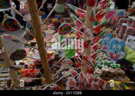 Mexico, Mexique. 14 avril 2024. Les gens vendent des bonbons mexicains typiques à la clôture du Festival de la langue maternelle dans le Zocalo de Mexico. Les particuliers des villes et des quartiers de la République mexicaine offrent divers produits à la vente, y compris l'artisanat, la nourriture, et une multitude de produits traditionnels de la campagne. (Photo de Gerardo Vieyra/NurPhoto) crédit : NurPhoto SRL/Alamy Live News Banque D'Images