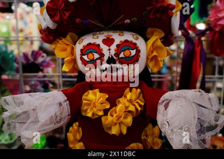 Mexico, Mexique. 14 avril 2024. Les gens vendent une catrina à la clôture du Festival de la langue maternelle dans le Zocalo de Mexico, où des individus de diverses villes et quartiers à travers la République mexicaine offrent une variété de produits à vendre, y compris l'artisanat, la nourriture, et de nombreux produits traditionnels du pays. (Photo de Gerardo Vieyra/NurPhoto)0 crédit : NurPhoto SRL/Alamy Live News Banque D'Images