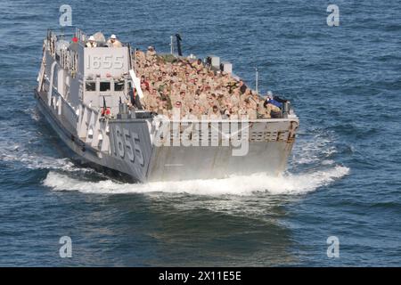 Les Marines et les marins de la 24e Marine Expeditionary Unit traversent l'océan Atlantique en direction de l'USS Nassau à bord d'un vaisseau de débarquement, Utility Jan. 20, 2010 en préparation de leur déploiement à venir. Banque D'Images