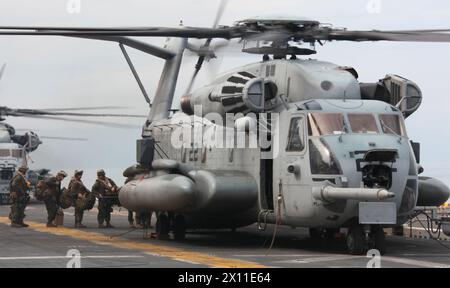 Les Marines avec le 3e Bataillon, le 2e Régiment de Marines, l'équipe de débarquement du bataillon, la 22e unité expéditionnaire des Marines embarquent sur un CH-53E Super étalon du 461e Escadron d'hélicoptères lourds des Marines (renforcé), 22e MEU pour leur mission en Haïti, le 19 janvier 2010. Banque D'Images