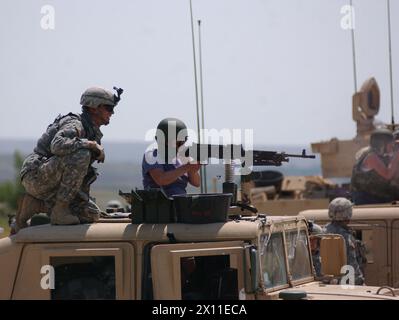 Le sergent Michael O'Neil, éclaireur au quartier général et à la compagnie de quartier général, 1re brigade, 8e bataillon d'armes combinées, 3e brigade de l'équipe de combat, 4e division d'infanterie, montre à une femme comment tirer avec la mitrailleuse M-249 lors d'une démonstration de tir réel à Fort Carson, Colo. 17 juillet 2007 par métadonnées Banque D'Images