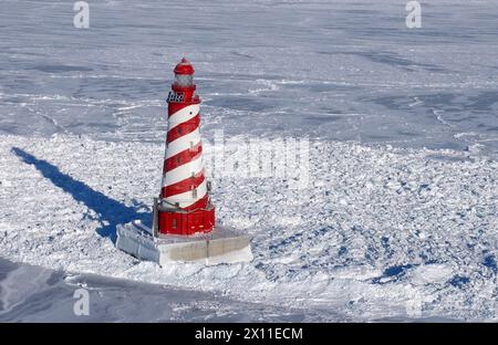 Lac Michigan du Nord (23 janvier 2004) - de la glace de brêche s'accumule autour du phare de White Shoal Banque D'Images