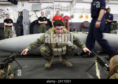 Le caporal John Tibbetts, chef d'équipe de la compagnie l, équipe de débarquement du bataillon, 3e bataillon, 2e régiment de Marines, 22e Marine Expeditionary Unit, conduit un entraînement aux mitrailleuses avec ses Marines à bord de l'USS Bataan, le 17 janvier 2010. Banque D'Images