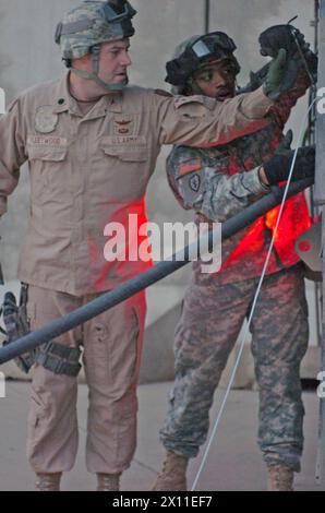 Légende originale : le lieutenant Col. Michael Fleetwood, commandant, Echo Company, 3rd Battalion 25th combat Aviation Brigade et un technicien en carburant vérifient la jauge de carburant alors qu'ils se préparent à pomper le millionième gallon de carburant à la base opérationnelle de contingence Speicher CA. 03 juillet 2004 Banque D'Images