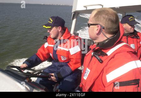 CHARLESTON, S.C. (21 janvier 2004) Justin Labonte, est assis au volant d'un bateau de sauvetage à moteur de 47 pieds de la Garde côtière et amène le bateau sur le point de tribord lors d'une visite à la station de la Garde côtière de Charleston. Banque D'Images