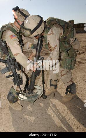 Des soldats du 1er bataillon, du 23e régiment d’infanterie, de la 3e brigade, de la 2e division d’infanterie (Stryker Brigade combat Team) ont installé une position de tir indirect à Al Dujaya, une ville irakienne au sud d’Al Kut le 19 août 2004. Banque D'Images
