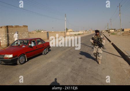 Des soldats du 1er bataillon, du 23e régiment d'infanterie, de la 3e brigade, de la 2e division d'infanterie (Stryker Brigade combat Team) patrouillent dans les rues d'Al Dujaya, au sud d'Al Kut, le 19 août 2004. Banque D'Images