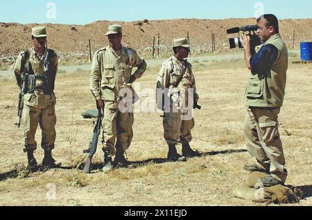 Abdulyaliq Jawdut, reporter pour Iraq Media Network, tourne une vidéo numérique des soldats du 102e bataillon du corps de défense civile irakien. Jawdut était l'un des deux journalistes intégrés au bataillon CA. 22 mai 2004 Banque D'Images