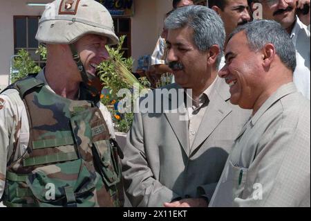 Brig. Gen. Frank Helmick, assistant militaire principal du secrétaire adjoint à la défense, s’entretient avec les dirigeants irakiens locaux après une réunion récente. De hauts responsables militaires américains sont venus à Mossoul pour discuter du transfert de souveraineté et du processus de démocratie avec les dirigeants du nord de l’Irak. env. 17 juin 2004 Banque D'Images