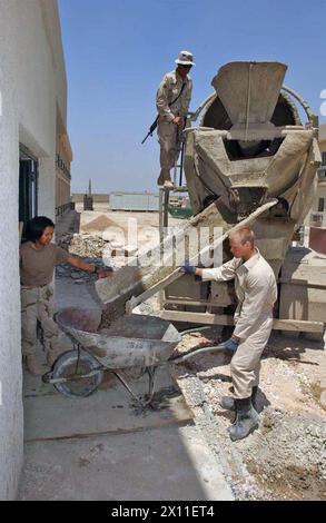 Les ingénieurs de réserve de l'armée du 353rd Engineer Group, d'Oklahoma City, Oklahoma, apportent des compétences acquises par des civils pour aider à développer l'infrastructure irakienne. env. 24 juin 2004 Banque D'Images