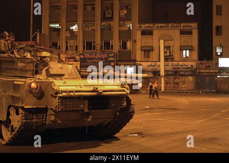 BAGDAD, Iraq un char M1 Abrams du 1er bataillon du 37e d'infanterie de la compagnie B, rattaché au 1er bataillon, au 36e d'infanterie, à la 1re brigade et à la 1re division blindée dans le cadre de la Force opérationnelle 1/36, maintient la sécurité du périmètre à l'intérieur d'un rond-point de circulation dans le district de Rusafa à Bagdad, 14 avril lors d'une mission d'équipe psychologique tactique (TPT) CA. 14 avril 2004 Banque D'Images