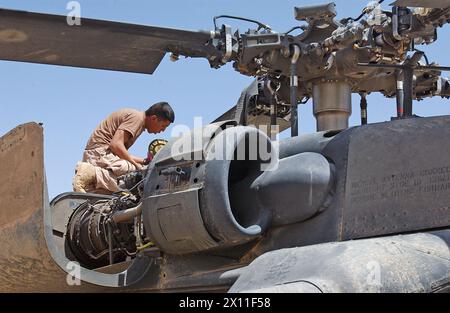 Le Cpl Jesus Ceballos, chef d'équipage du 1st Marine Expeditionary Force, effectue l'entretien d'un hélicoptère UH-60 Blackhawk. Ceballos, de Fort Worth, Texas, est déployé avec la combat Service support Company pour soutenir l'opération Iraqi Freedom CA. 28 mars 2004 Banque D'Images