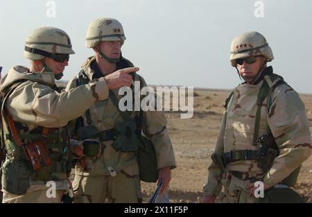 Le lieutenant général David McKiernan (à droite), commandant du Commandement de la composante terrestre des forces de la coalition, et le sergent-major John Sparks (à gauche) du Commandement du CCFC, discutent avec un officier supérieur du renseignement, le major général James Marks (Irak) CA. 23 mars 2004 Banque D'Images