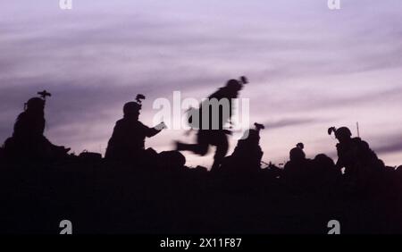 Les soldats de la 10e division de montagne (infanterie légère), participant à l'opération Anaconda de la Force opérationnelle interarmées combinée, se préparent à creuser dans les positions de combat après une journée de réaction aux tirs ennemis. L’opération Anaconda fait partie de l’opération Enduring Freedom (Afghanistan) CA. 03 avril 2004 Banque D'Images